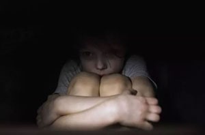 دلیل ترس از تاریکی نه هیولای زیر تخت، بلکه مغز شما است